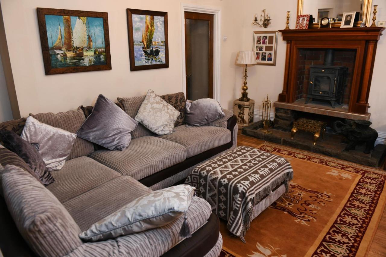Luxury Suite In Quiet Countryside Location สวอนซี ภายนอก รูปภาพ